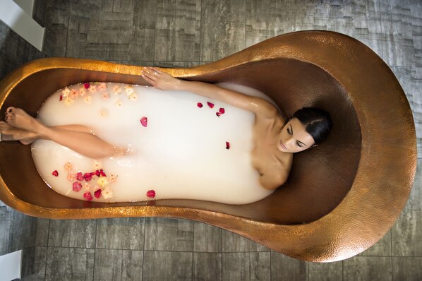 Couples treatment rooms, body treatments, aromatherapy - CIRCA 1928 - Albury (Albury)