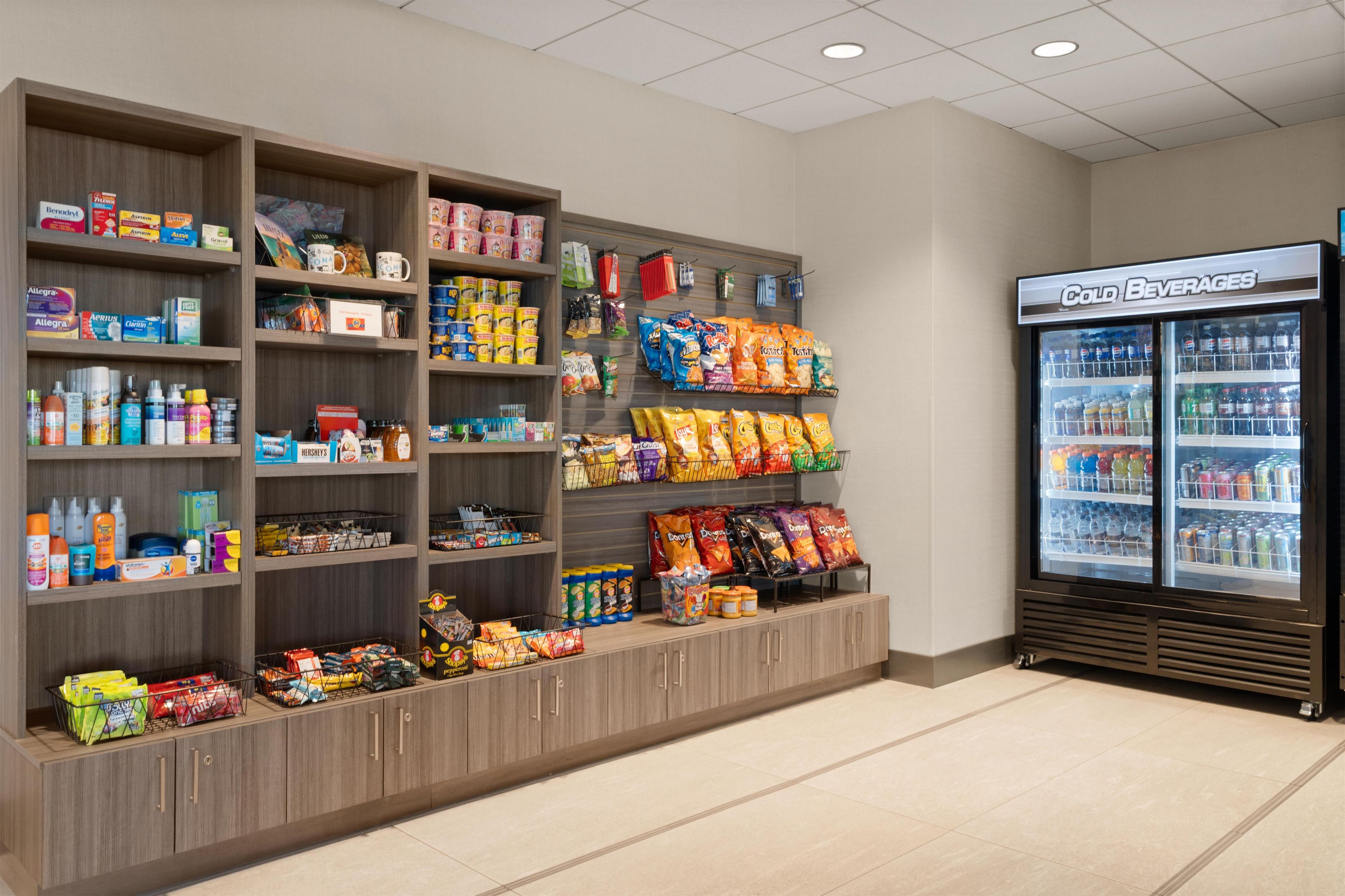 Una màquina expenedora amb aliments, begudes i productes de tocador.