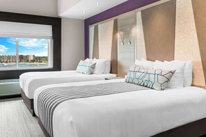 标准开间, 2 张大床, 无烟房, 冰箱和微波炉 | 1 多间卧室、客房内保险箱、办公桌、笔记本电脑工作区