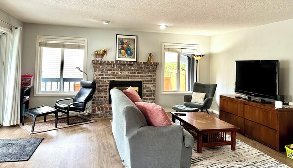 TV, fireplace, Netflix, streaming services - Spacious, 4BR Single-Level near Parks (Beaverton)