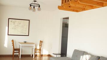 Dupleks Premium | Minibar, meja kerja, kedap suara, dan setrika/meja setrika