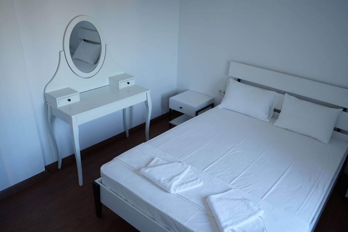 XLarge Deluxe Suite | Minibar, desk, soundproofing, iron/ironing board