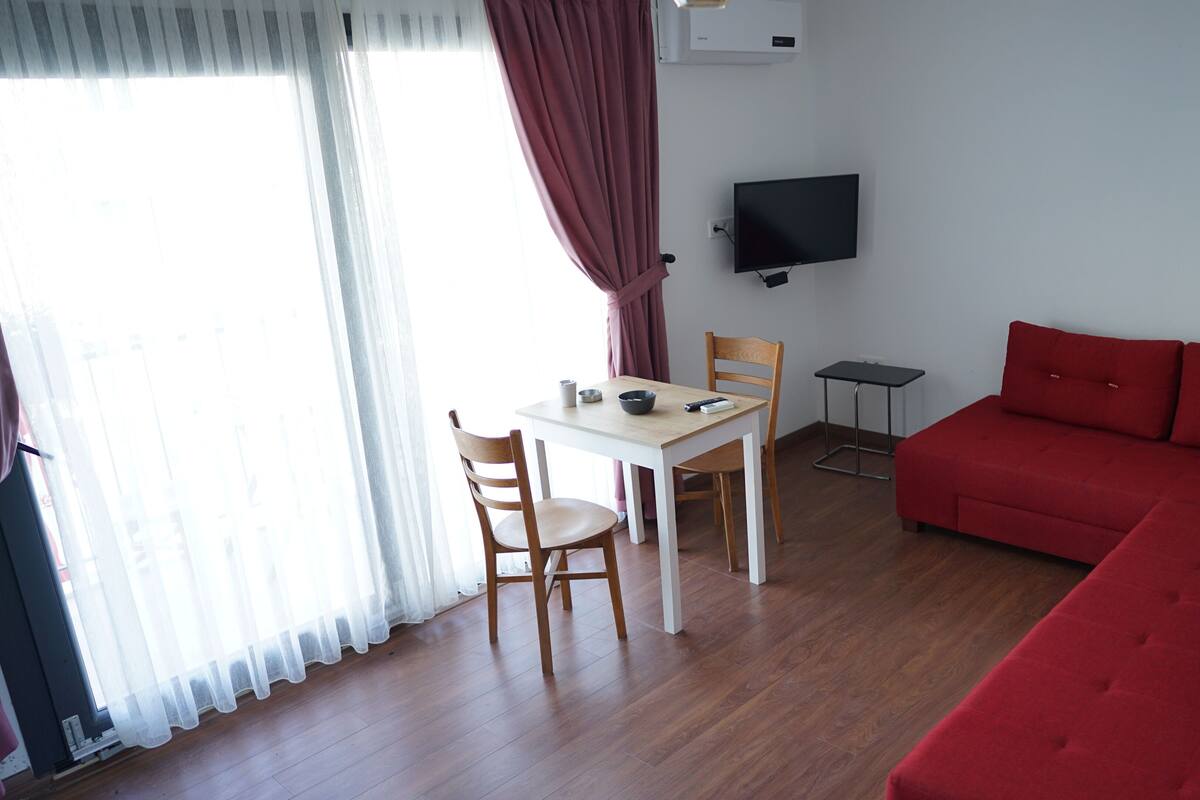 Deluxe Suite | Minibar, desk, soundproofing, iron/ironing board