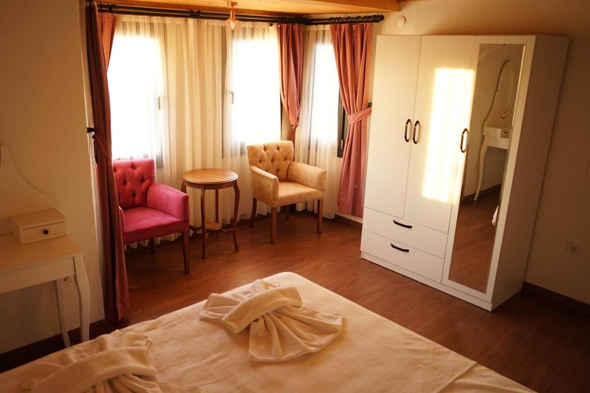 Minibar, desk, soundproofing, iron/ironing board
