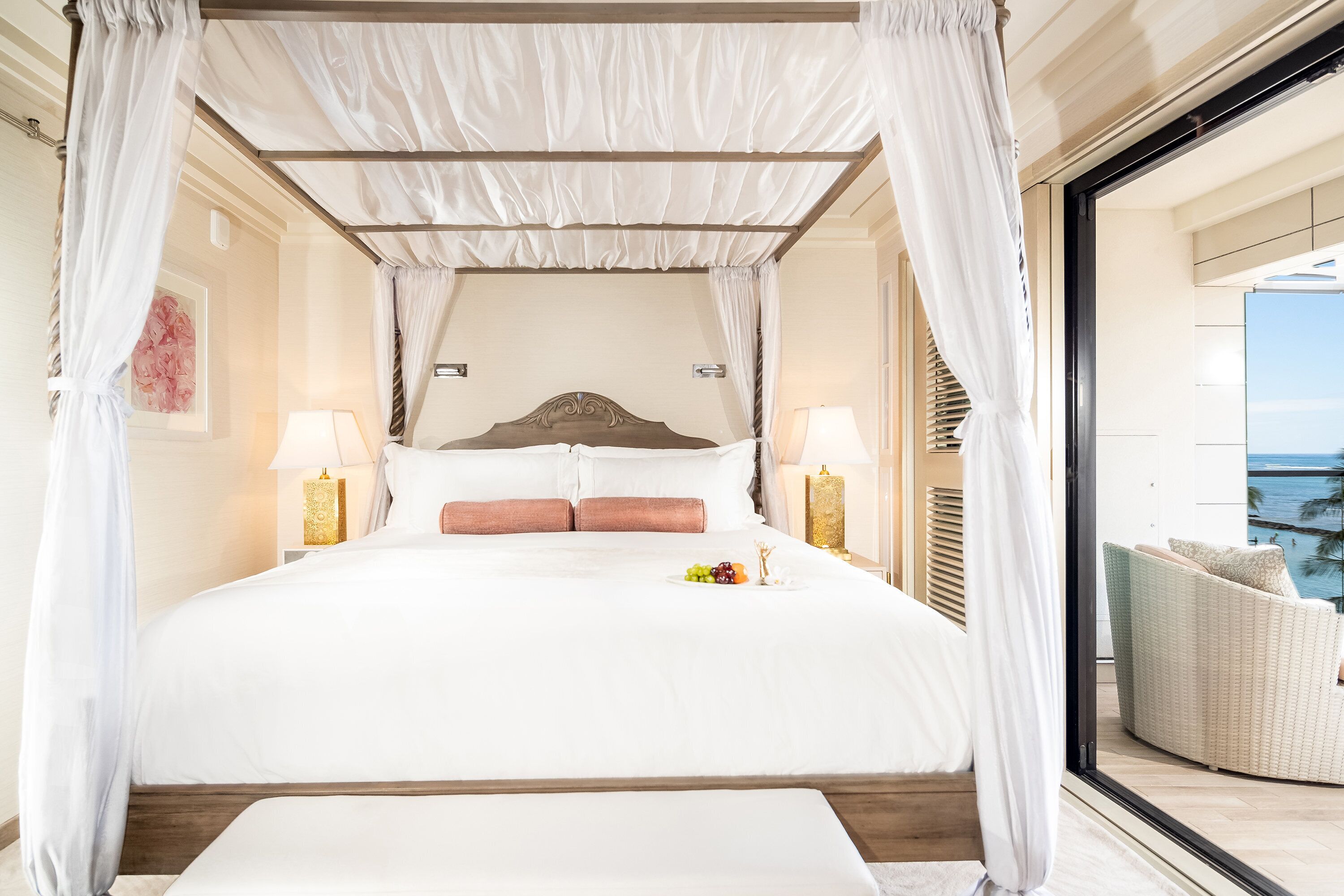 أغطية فراش متميزة وخزنة داخل الغرفة ومكتب وتجهيزات عازلة للصوت