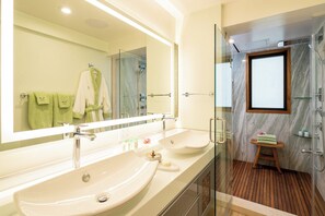 Separate bathtub and shower, deep-soaking bathtub, rainfall showerhead - Espacio The Jewel Of Waikiki (Honolulu)