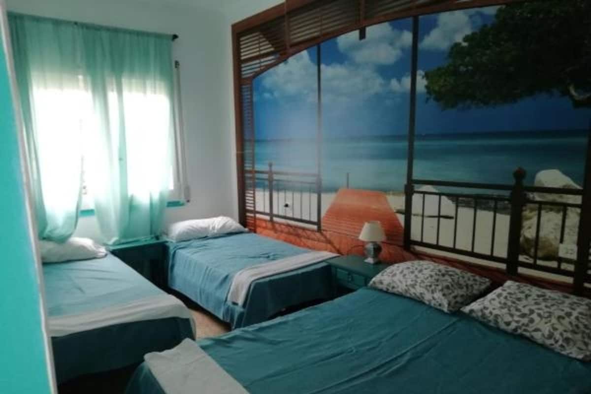 ห้องพักสำหรับสี่ท่าน, ห้องน้ำรวม | เตียงเสริม/เปล, ผ้าปูที่นอน