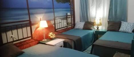 Habitación cuádruple, baño compartido | Camas extra y ropa de cama