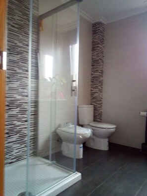 Haartrockner, HandtĂŒcher, Seife, Shampoo