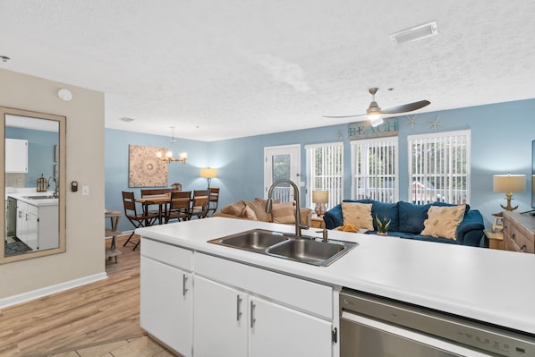 Huoneisto, 2 makuuhuonetta, näköala lomakeskukseen (D205) | Yksityinen keittiö | Täysikokoinen jääkaappi, mikroaaltouuni, uuni, liesi