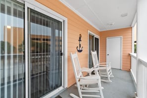 Huoneisto, 2 makuuhuonetta, näköala lomakeskukseen (D205) | Parveke