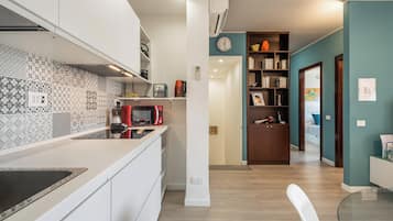 Jääkaappi, mikroaaltouuni, liesi, astianpesukone