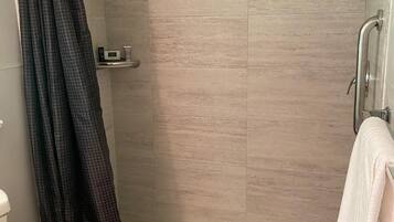 Motel Strip 6 | Bathroom | Free toiletries, towels