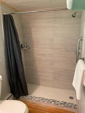 Basic-Zimmer | Badezimmer | Kostenlose Toilettenartikel, Handtücher