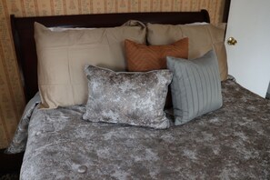 Main Building Oak Room | Rollaway beds, free WiFi - Reynolds House Inn & Motel (Roscoe)