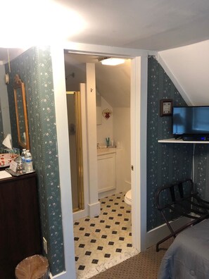 Main Building Gwendolyn Room | Bathroom | Free toiletries, towels - Reynolds House Inn & Motel (Roscoe)