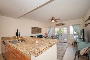 Huis | Privékeuken | Een koelkast/vriezer, een magnetron, een oven, een kookplaat