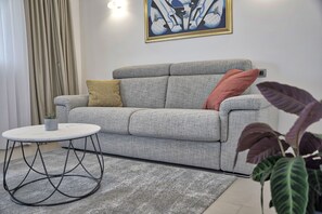 Comfort-Apartment, Terrasse, eingeschränkter Meerblick | Wohnzimmer