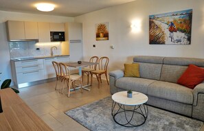 Comfort Apartment, Balcony, Sea View | Living area