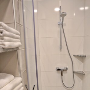 Comfort Apartment, Balcony, Sea View | Bathroom | Shower, hair dryer, towels, soap - Apartments Bagar (Piran)