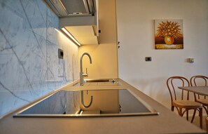 Comfort-Apartment, Balkon, Meerblick | Eigene Küche | Kühlschrank, Herdplatte, Wasserkocher mit Kaffee-/Teezubehör