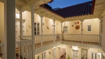 Majoituspaikan julkisivu illalla/yöllä