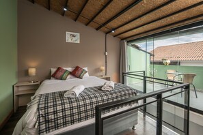 ซิตี้อพาร์ทเมนท์ | เครื่องนอนป้องกันสารก่อภูมิแพ้, ผ้านวมขนเป็ด, เตียงพร้อมฟูกเสริมที่นอน