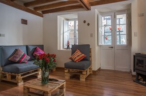 คลาสสิกอพาร์ทเมนท์, 1 ห้องนอน | เครื่องนอนป้องกันสารก่อภูมิแพ้, ผ้านวมขนเป็ด, เตียงพร้อมฟูกเสริมที่นอน