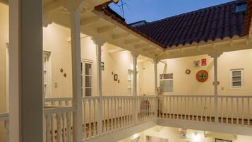 Fassade der Unterkunft – Abend/Nacht