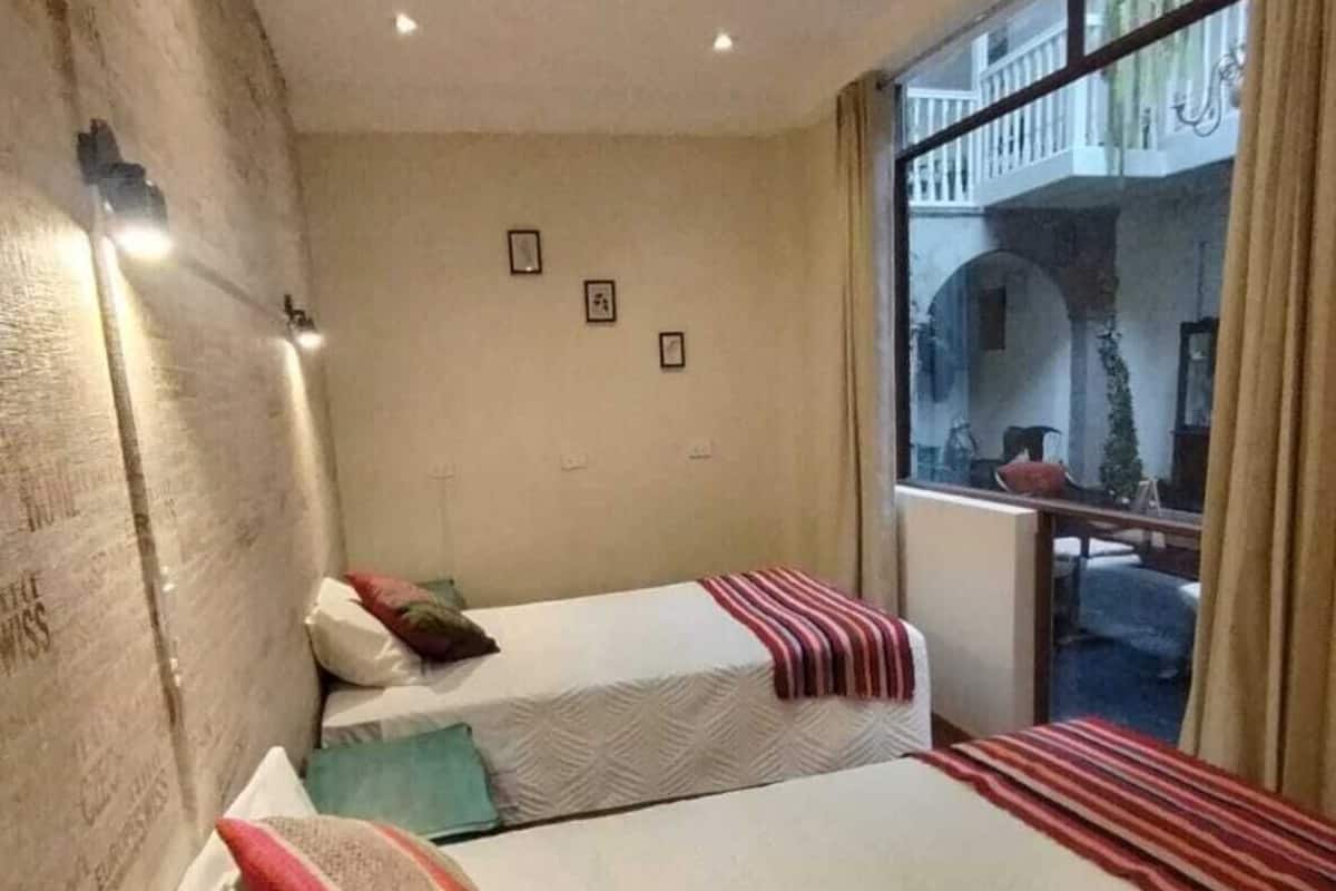 Chambre Quadruple | Literie hypoallergénique, couette en duvet d'oie, surmatelas