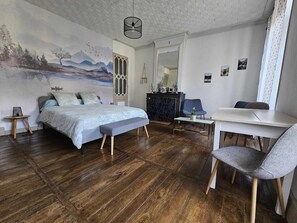 Double Room (Montagne) | Décor unique, ameublement unique, bureau, fer et planche à repasser