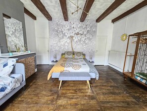 Triple Room | Yksilöllisesti sisustettu, yksilöllisesti kalustettu, työpöytä