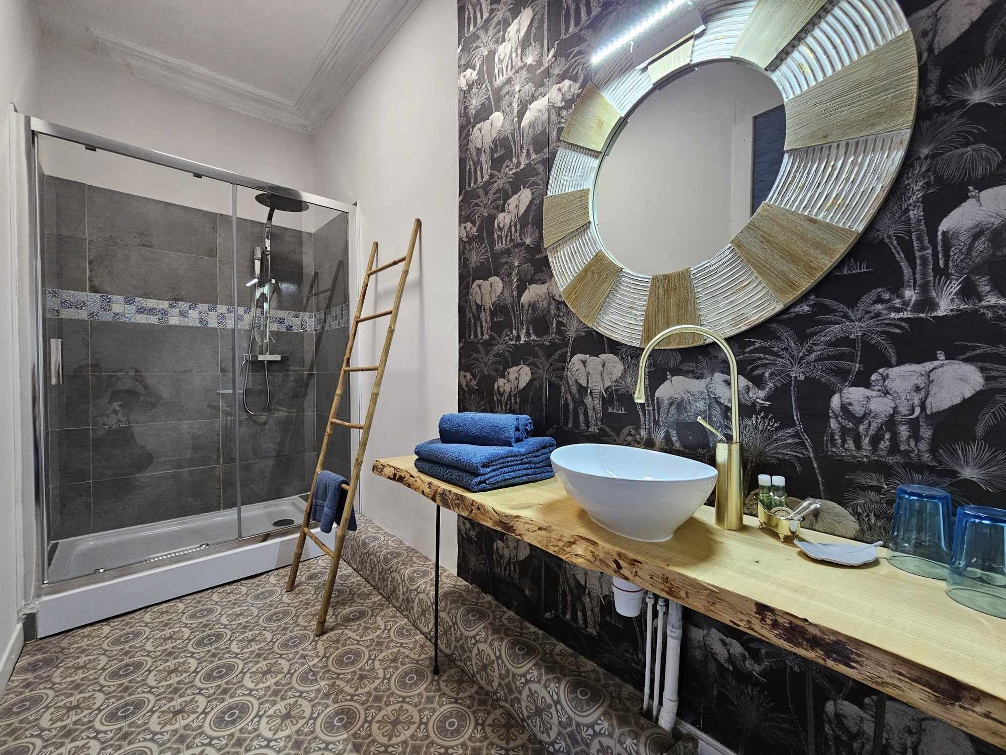 Double Room (Montagne) | Bathroom | Shower, hair dryer, towels, soap