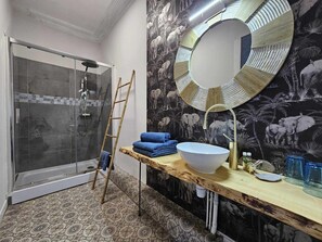 Double Room (Montagne) | Salle de bain | Douche, séchoir à cheveux, serviettes fournies, savon