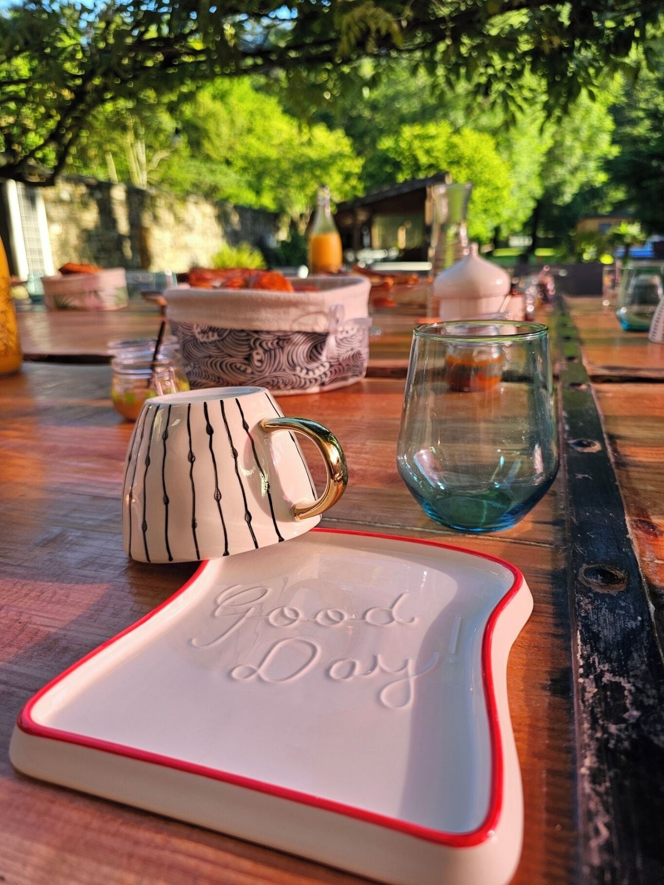 Une table surmontée d’un plateau blanc bordé de rouge, sur lequel on peut lire en relief les mots « Good Dog ».