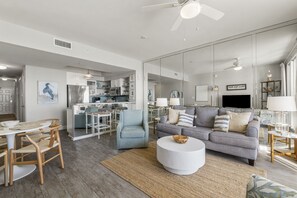Apartamento, 1 habitación, vistas al mar (708B) | Zona de estar | Televisión de 40 pulgadas con canales por cable