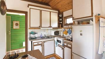 Fridge, stovetop, coffee/tea maker