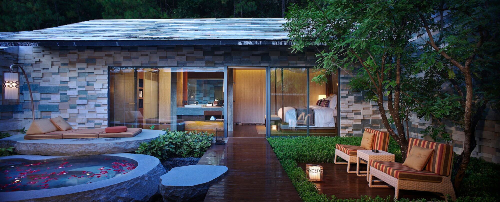 Habitación doble superior, 1 habitación, junto a la alberca | Artículos del minibar gratis y caja de seguridad en la habitación 