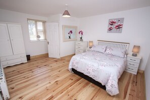 3 bedrooms, iron/ironing board, travel crib, WiFi - Fab Spacious Pet Friendly  Holiday Let At Aughris Sligo (Templeboy, County Sligo)