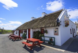 Outdoor dining - Fab Spacious Pet Friendly  Holiday Let At Aughris Sligo (Templeboy, County Sligo)