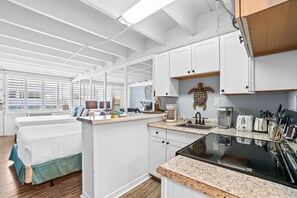 Studio, 2 keskisuurta parisänkyä, keittotila | Yksityinen keittiö | Jääkaappi, mikroaaltouuni, liesi, kahvin-/teenkeitin