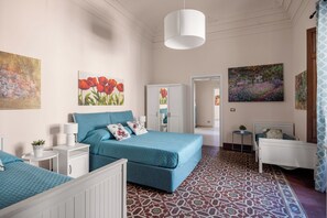 2 chambres, coffres-forts dans les chambres, bureau