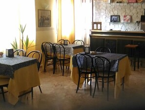 Desayuno buffet (EUR 5 por persona)