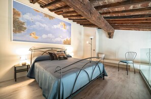 Apartment, 1 Schlafzimmer, Zwischengeschoss | Bügeleisen/Bügelbrett, Babybetten, kostenloses WLAN, Bettwäsche