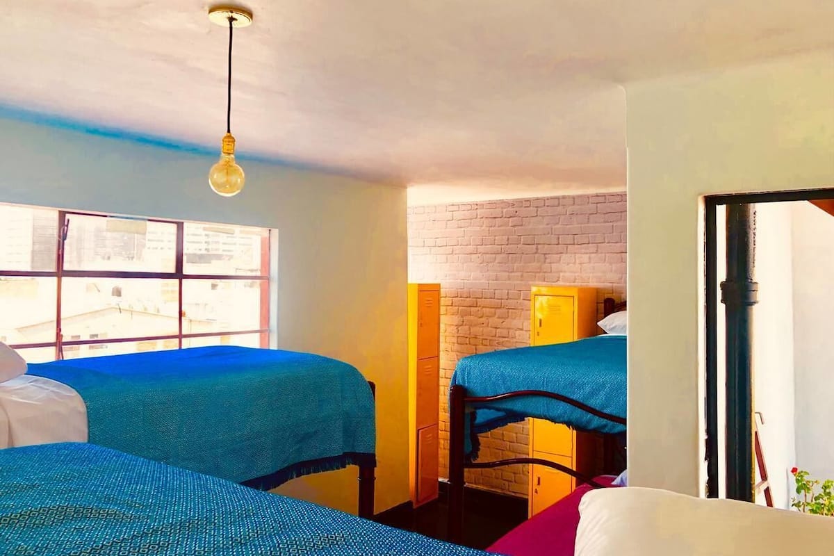 Dormitorio compartido básico | 1 habitación, ropa de cama hipoalergénica y escritorio 