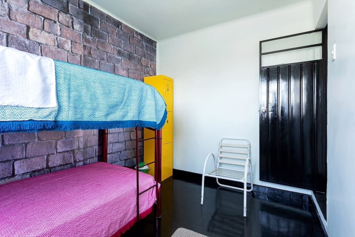 1 habitación, ropa de cama hipoalergénica y escritorio 