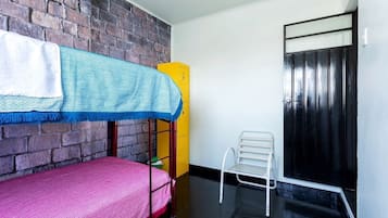 1 habitación, ropa de cama hipoalergénica y escritorio