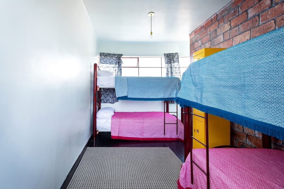 Dormitorio compartido básico | 1 habitación, ropa de cama hipoalergénica y escritorio 