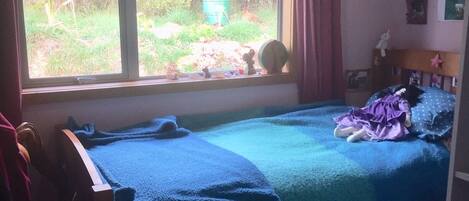 3 bedrooms, desk, WiFi (free), bed sheets