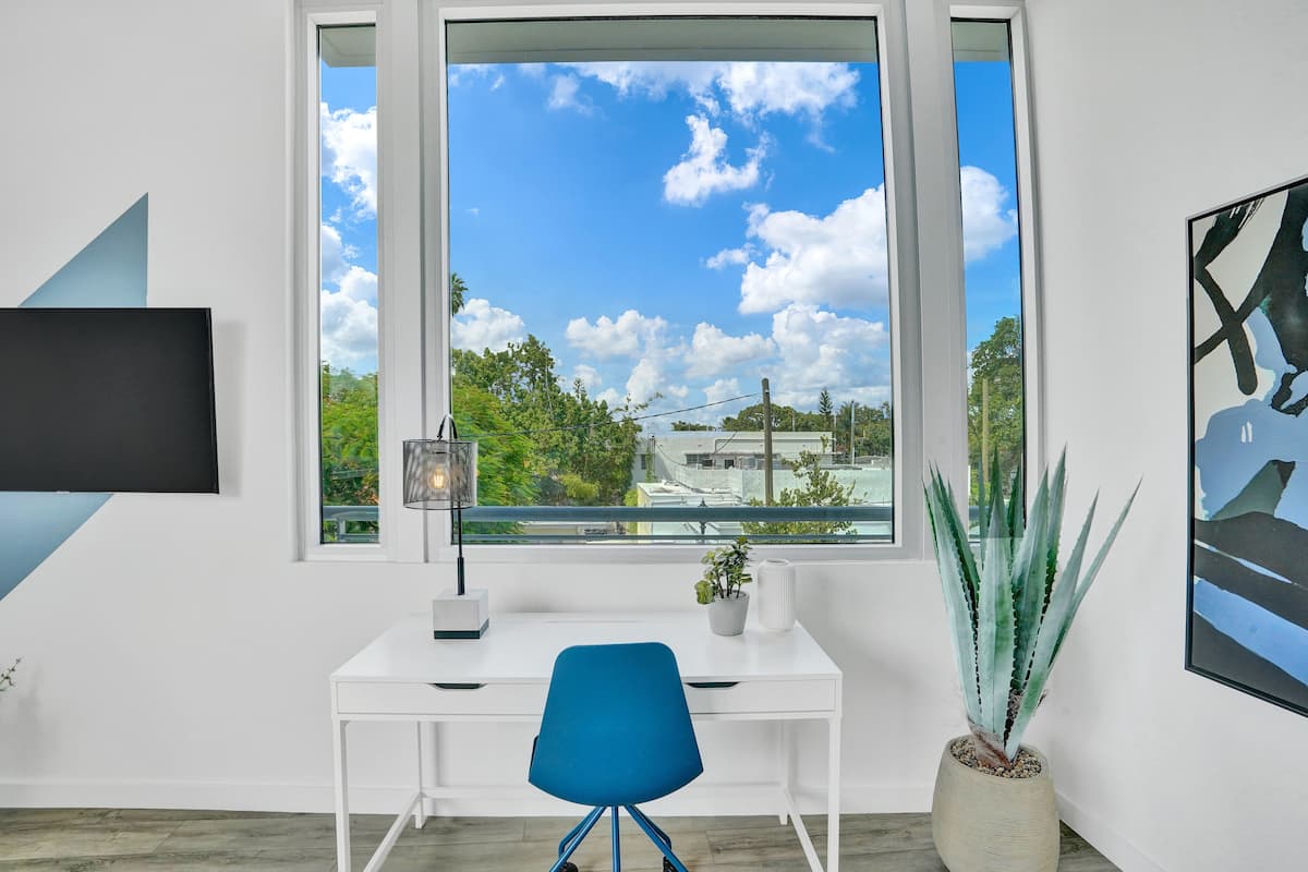 Design suite, 1 slaapkamer (209) | Individueel gedecoreerd, individueel gemeubileerd, een bureau